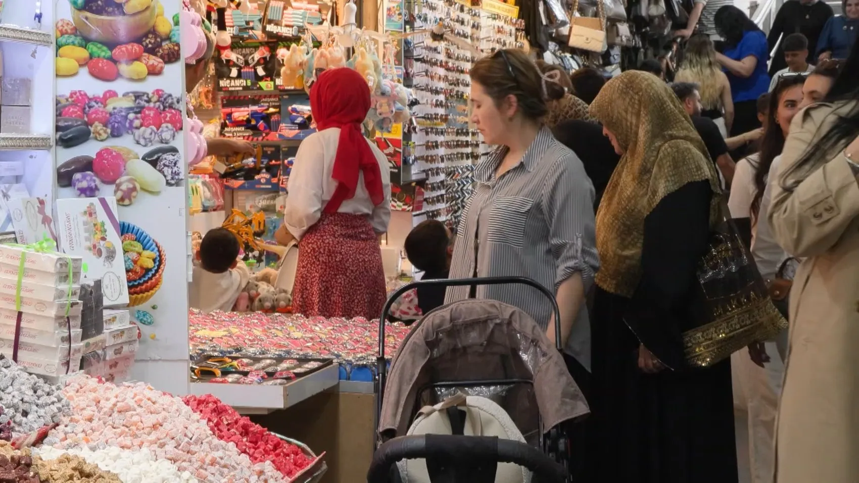 Bayramın son günü Eminönü yine İstanbulluların uğrak noktası oldu
