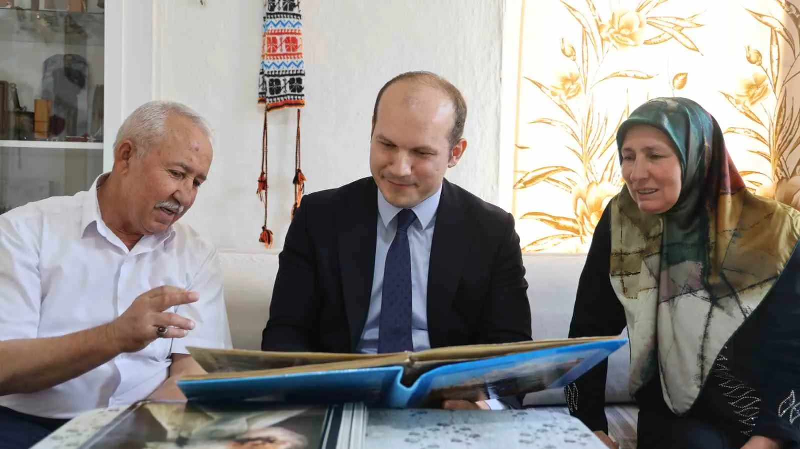 KIRŞEHİR’İN BOZTEPE İLÇESİNDE YAŞAYAN ELİBOL ÇİFTİ, FEDAKARLIKLARIYLA "ÖRNEK AİLE" OLARAK GÖSTERİLDİ. (ORTADA KAYMAKAM ABDÜLHAMİT BAYRAM)