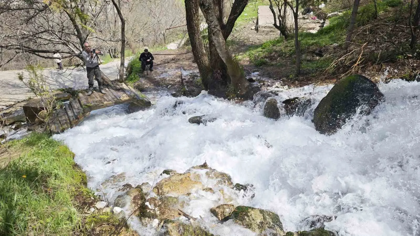 DAĞLARDA ERİYEN KAR SULARININ ETKİSİYLE BEYAZSU ŞELALESİ'NİN DEBİSİ ARTTI.