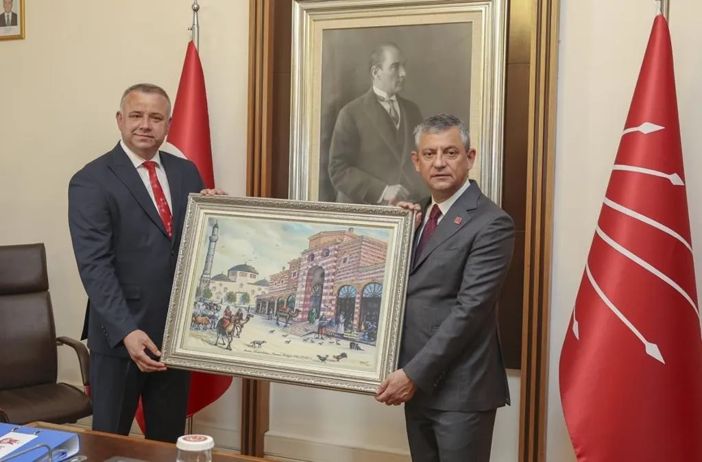 ŞEHZADELER BELEDİYESİ’NİN DÜZENLEDİĞİ İKİ GÜNLÜK ANKARA PROGRAMINDA MAHALLE MUHTARLARI TBMM’DE CHP GENEL BAŞKANI ÖZGÜR ÖZEL İLE BİR ARAYA GELİRKEN, ANITKABİR ZİYARETİNDE İSE DUYGUSAL ANLAR YAŞADI.