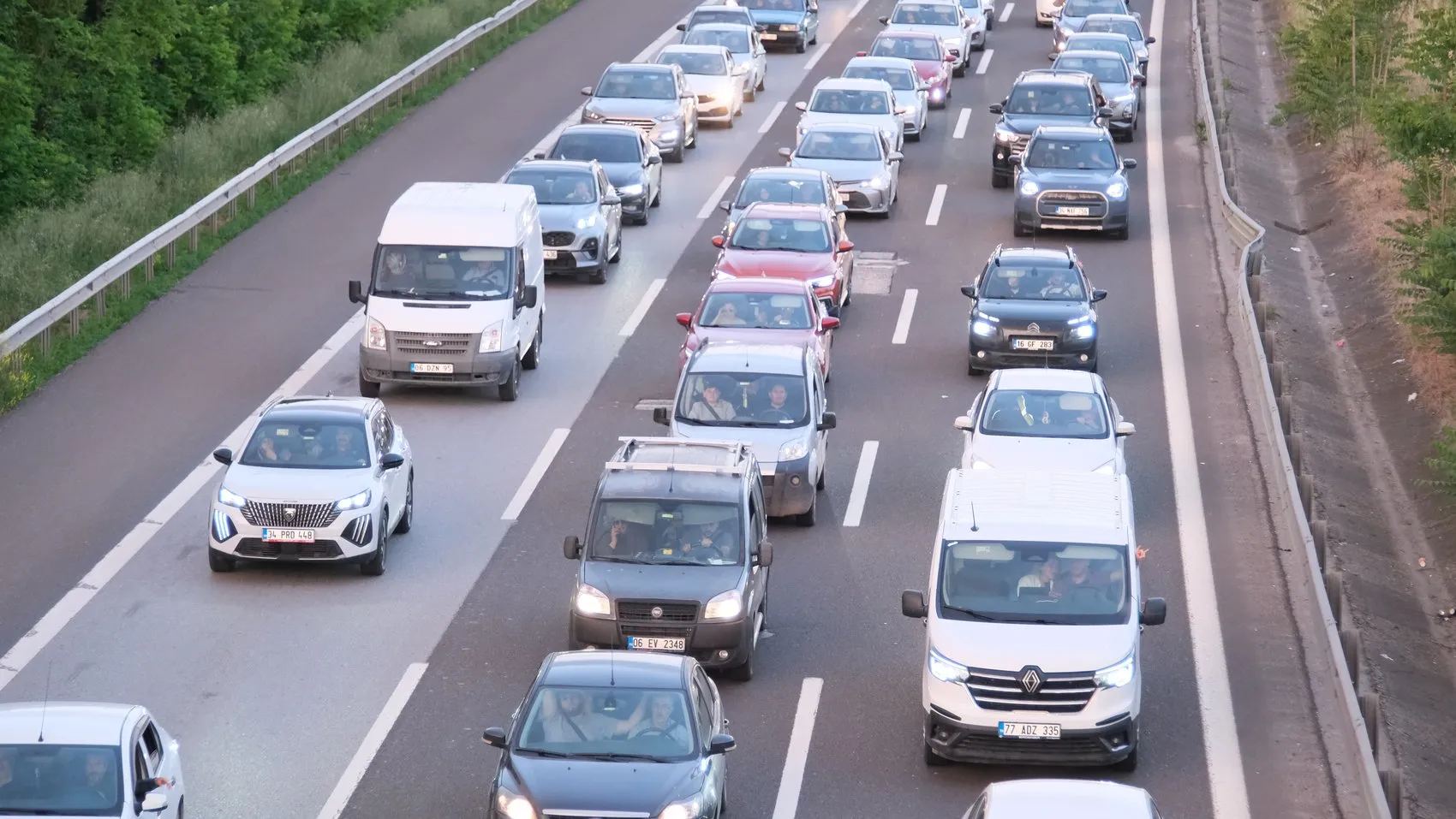 Dönüş yolunda Düzce geçişi kilitlendi
