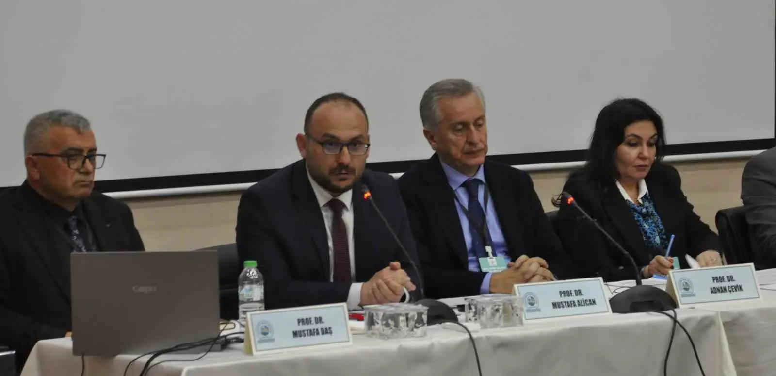 MALAZGİRT İLÇESİNDE DÜZENLENEN SEMPOZYUMDA, MALAZGİRT RUHU VE TÜRK MİLLETİNİN HAFIZA MEKÂNLARI KAPSAMLI ŞEKİLDE ELE ALINDI.