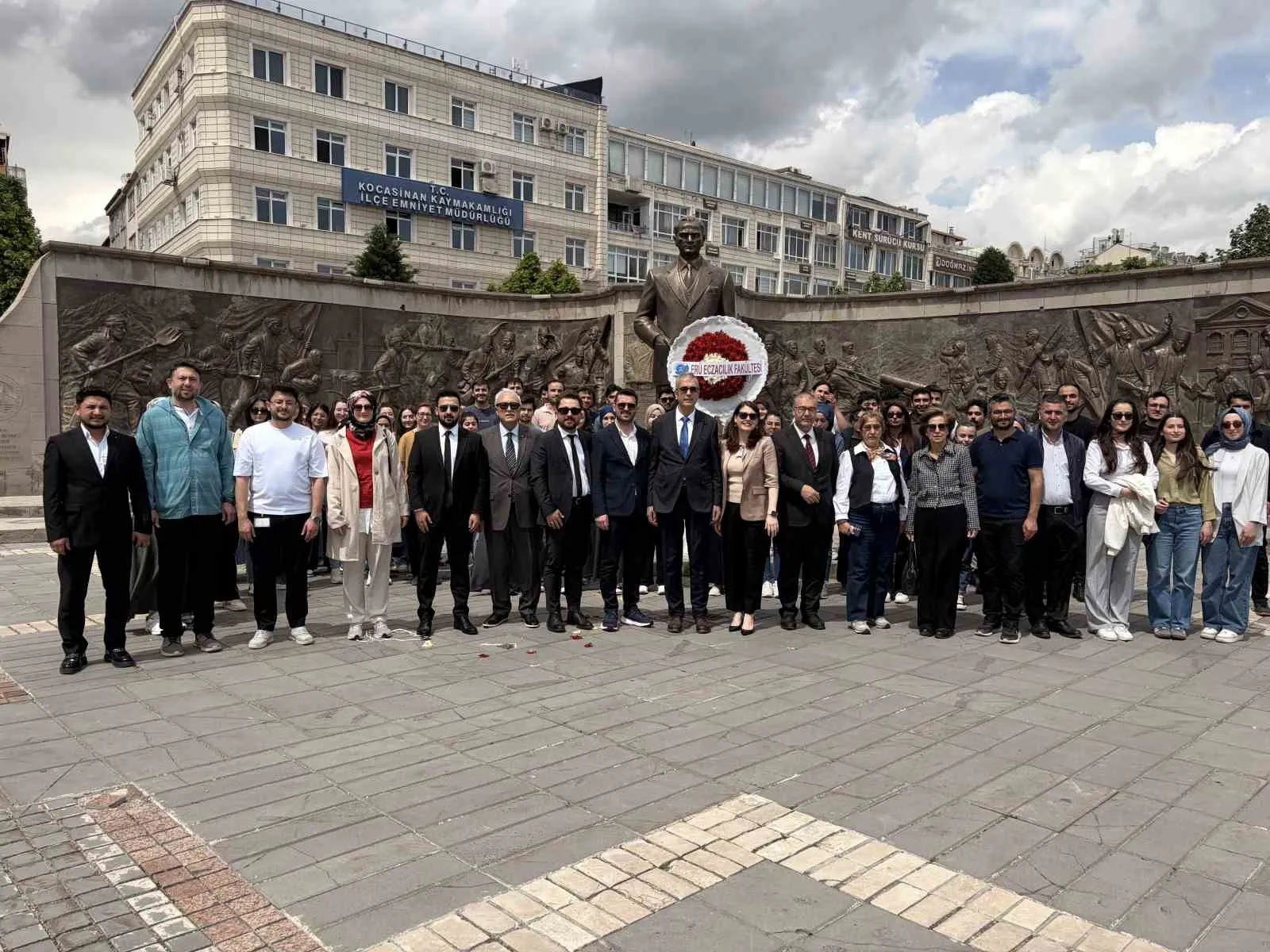 ERCİYES ÜNİVERSİTESİ (ERÜ) ECZACILIK FAKÜLTESİ DEKANI PROF. DR. ORHAN PÜSKÜLLÜ, ECZACILARIN İLACIN GÜVENLİ, ETKİLİ VE BİLİNÇLİ KULLANIMINDA SAĞLIK SİSTEMİNİN VAZGEÇİLMEZ BİR PARÇASI OLDUĞUNU KAYDETTİ.
