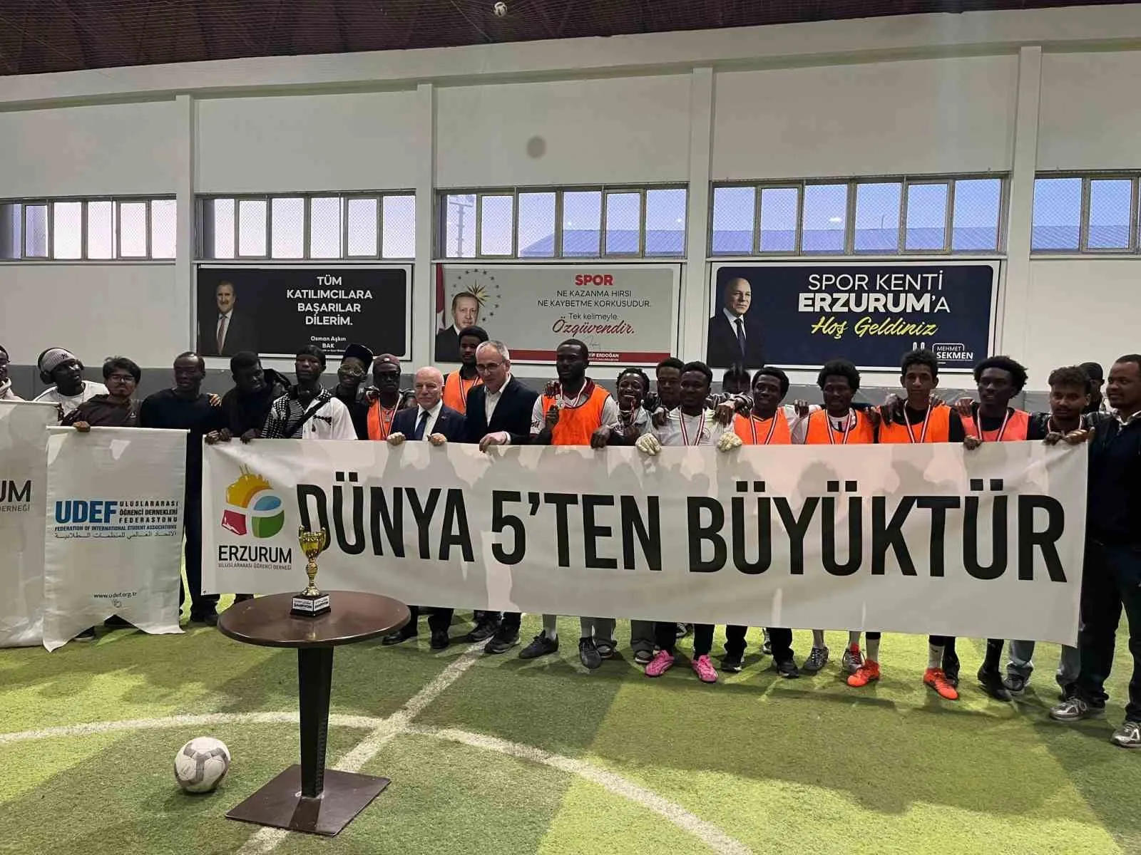 2026 DÜNYA KUPASINA SAYILI GÜNLER KALA ERZURUM'DA, ERZURUM ULUSLARARASI ÖĞRENCİ DERNEĞİNİN EV SAHİPLİĞİNDE MİNİ DÜNYA KUPASI GERÇEKLEŞTİRİLDİ