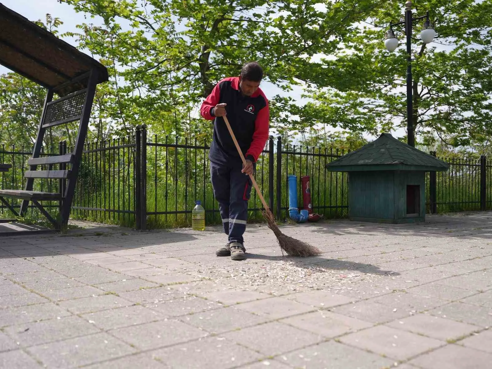 DÜZCE BELEDİYESİ, ORTAK KULLANIM ALANLARINDA VE ÖZELLİKLE PARKLARDA TEMİZLİK ÇALIŞMALARINI ARALIKSIZ SÜRDÜRÜRKEN SON OLARAK MELEN SU PARK PİKNİK ALANLARINDA KAYDEDİLEN GÖRÜNTÜLER İZLEYENLERİ HEM ÜZDÜ HEM DE KIZDIRDI.