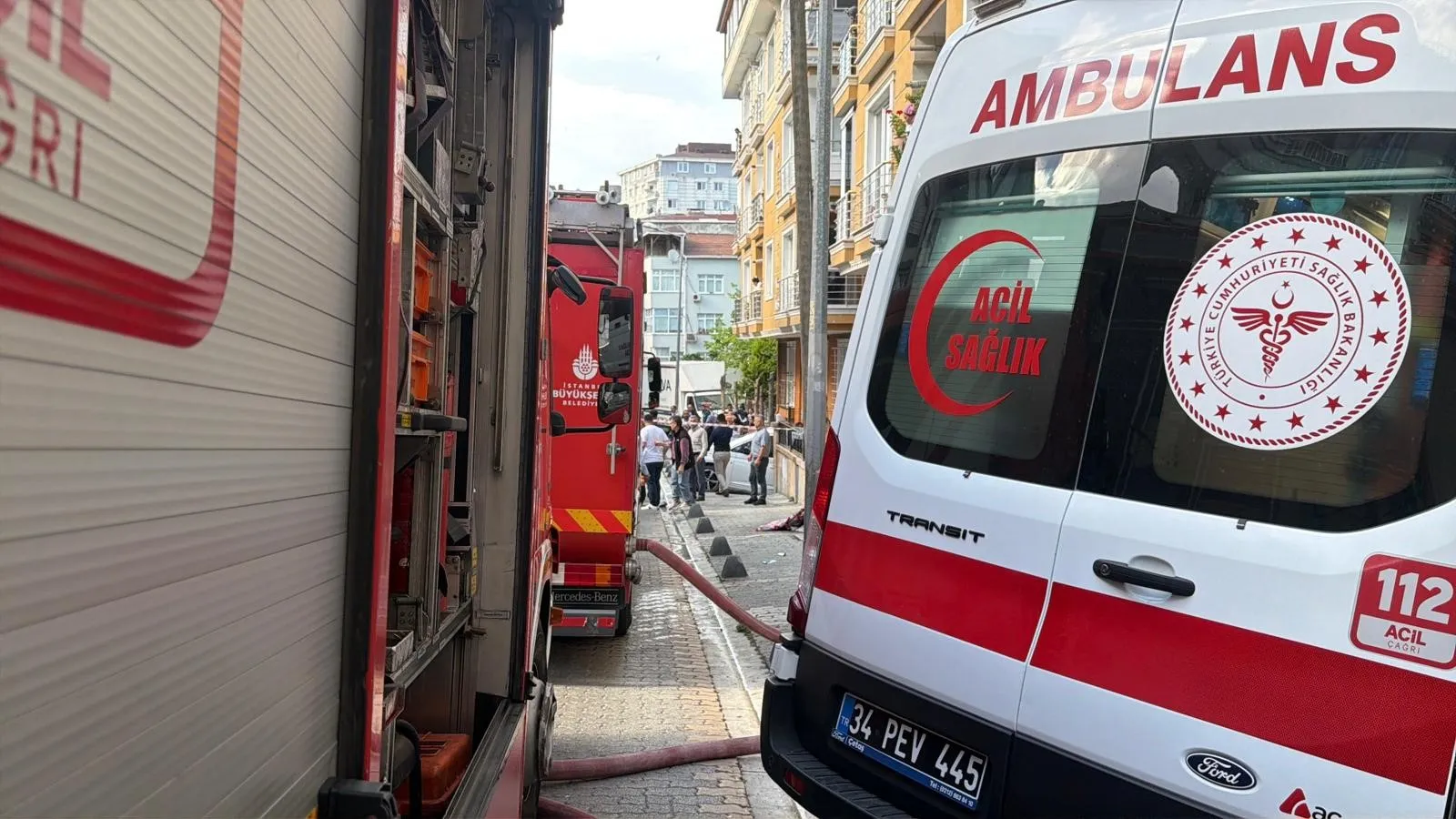 Küçükçekmece'de bir binanın çatısı alevlere teslim oldu