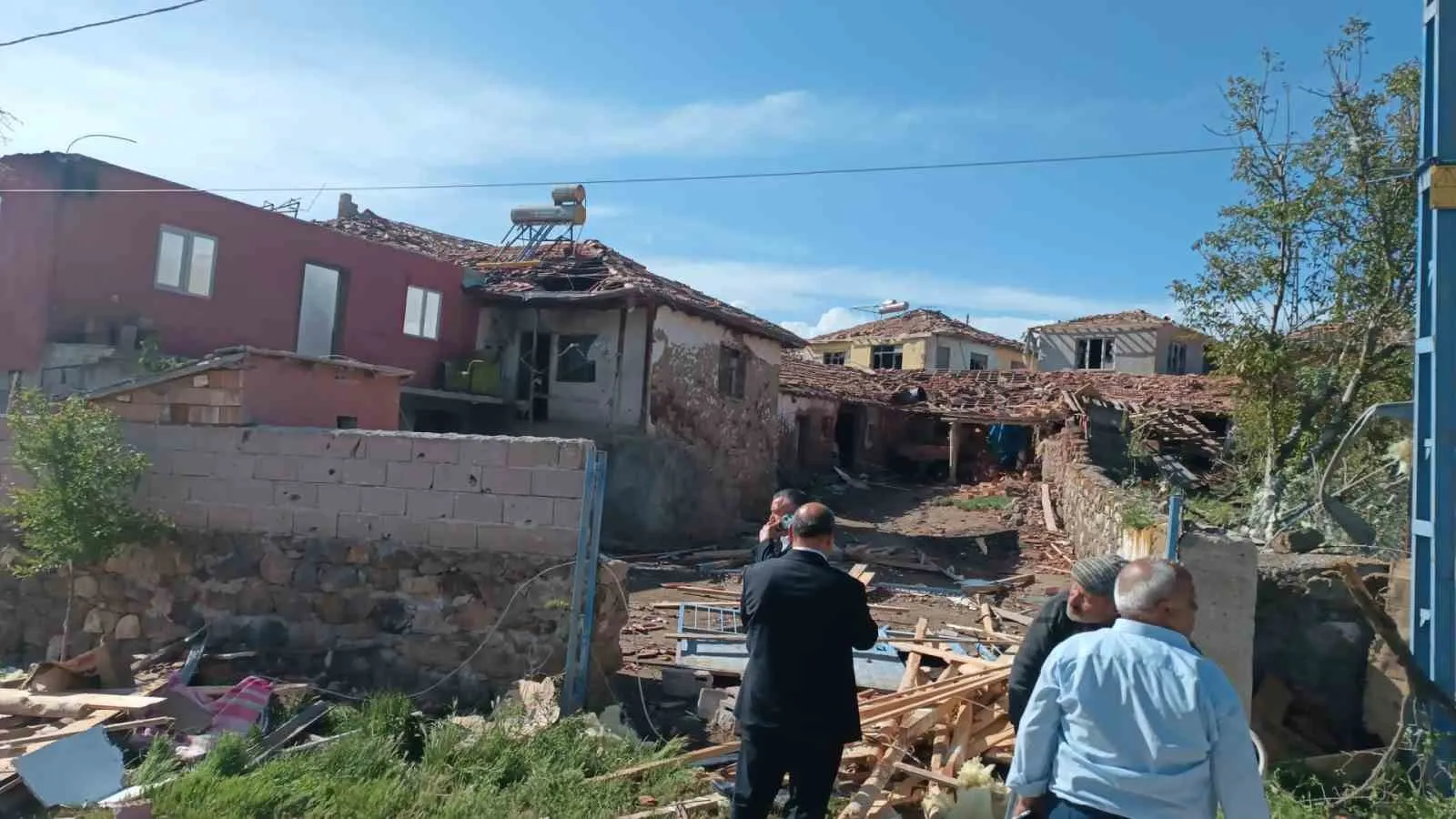 ÇORUM'UN SUNGURLU İLÇESİNDE MEYDANA GELEN HORTUM SEBEBİYLE SAVAŞ ALANINA DÖNEN KÖYDEKİ ÇOK SAYIDA EVİN ÇATISI VE DUVARLARI HASAR GÖRDÜ.