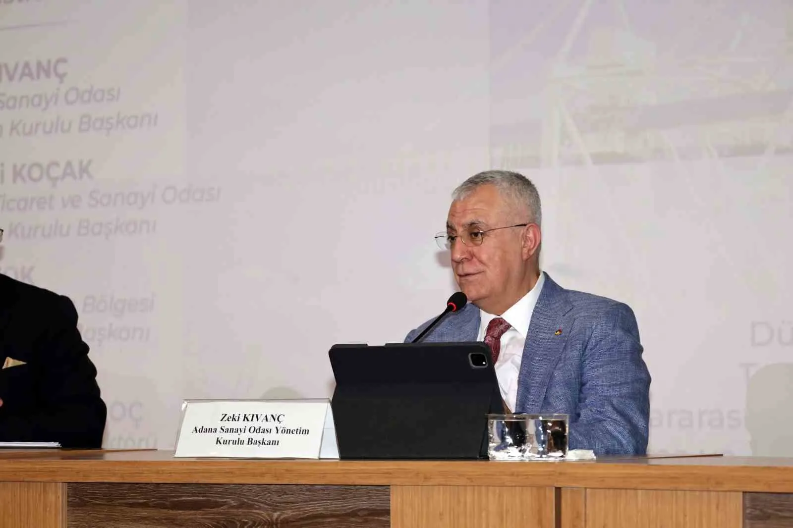 ADANA SANAYİ ODASI YÖNETİM KURULU BAŞKANI ZEKİ KIVANÇ, TÜRKİYE’NİN ÜRETİMDE ÖNEMLİ BİR GÜCE SAHİP OLDUĞUNU BELİRTEREK, İHRACATTA REKABET AVANTAJININ KORUNABİLMESİ İÇİN LOJİSTİK ALTYAPININ GÜÇLENDİRİLMESİ GEREKTİĞİNİ SÖYLEDİ.