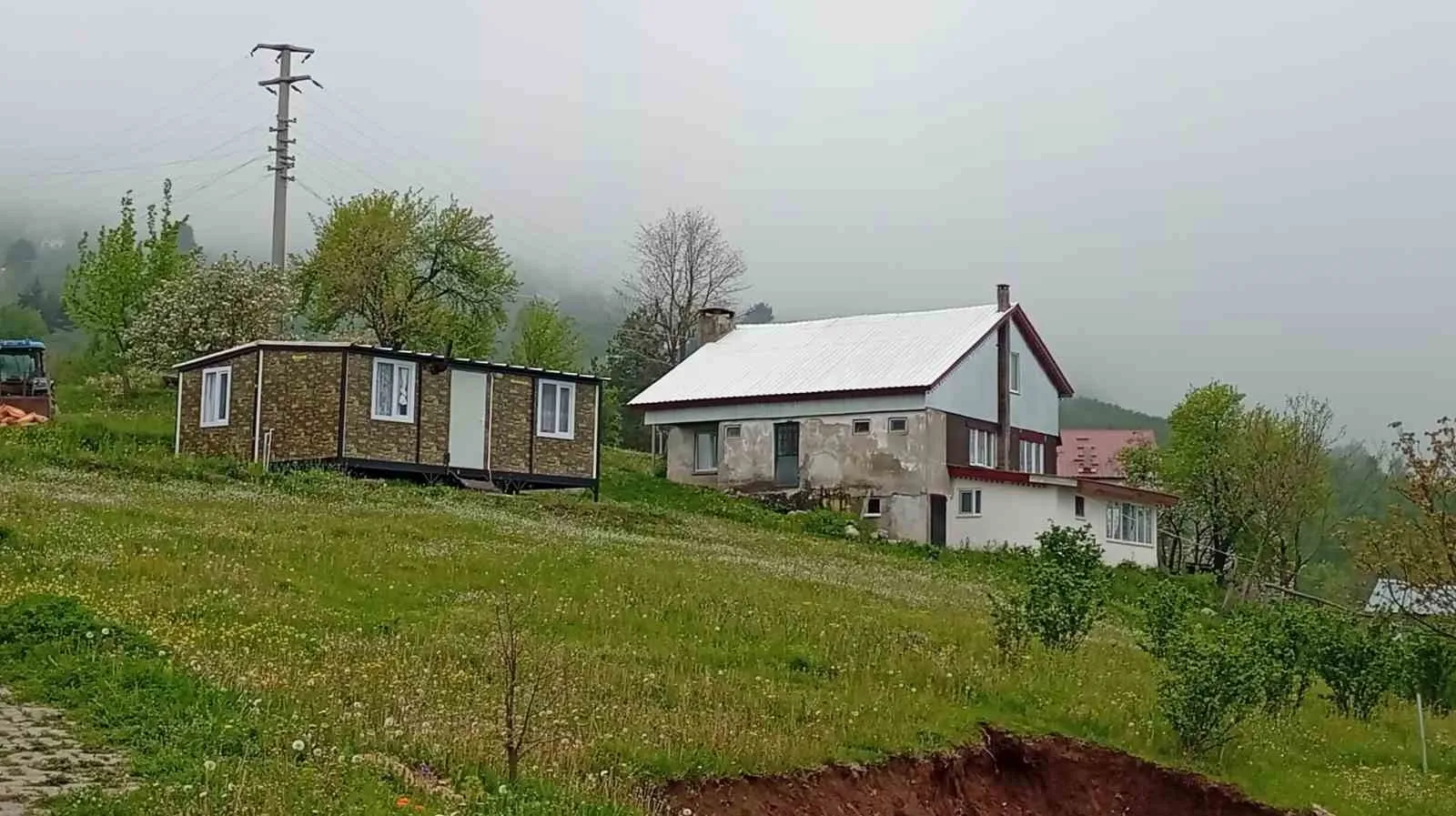 SAKARYA'NIN HENDEK İLÇESİNDE YÜKSEK RAKIMLI BÖLGELERDE BAHARIN GELİŞİ VE ETKİLİ OLAN SİSLE BİRLİKTE GÜZEL MANZARALAR OLUŞTU.