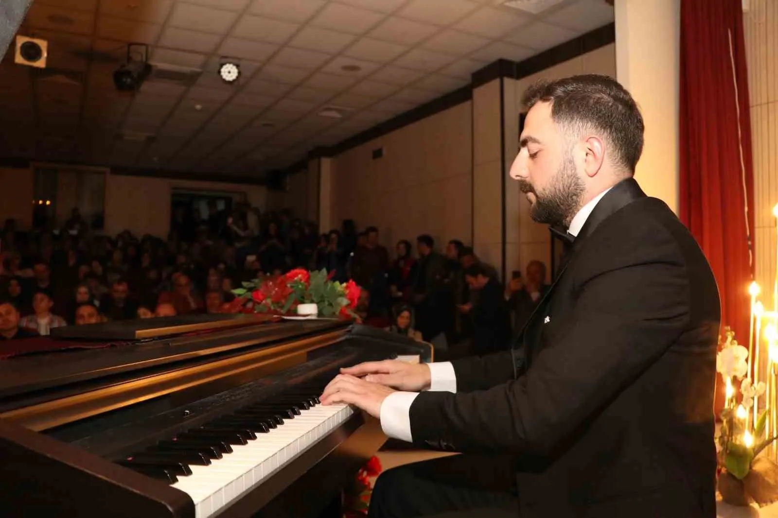 ERZURUM’UN OLTU İLÇESİNDE DÜZENLENEN PİYANO RESİTALİ, SANATSEVERLERE UNUTULMAZ BİR GECE YAŞATTI.