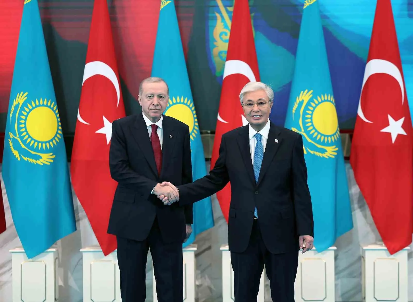 CUMHURBAŞKANI ERDOĞAN, KAZAKİSTAN CUMHURBAŞKANI TOKAYEV’LE GÖRÜŞTÜ