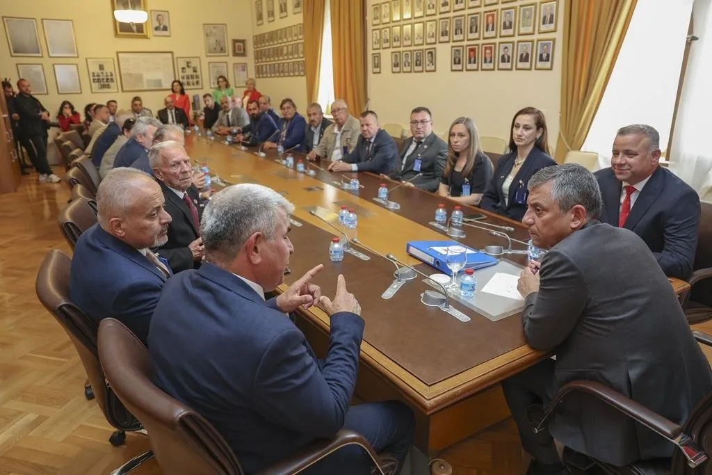 ŞEHZADELER BELEDİYESİ’NİN DÜZENLEDİĞİ İKİ GÜNLÜK ANKARA PROGRAMINDA MAHALLE MUHTARLARI TBMM’DE CHP GENEL BAŞKANI ÖZGÜR ÖZEL İLE BİR ARAYA GELİRKEN, ANITKABİR ZİYARETİNDE İSE DUYGUSAL ANLAR YAŞADI.
