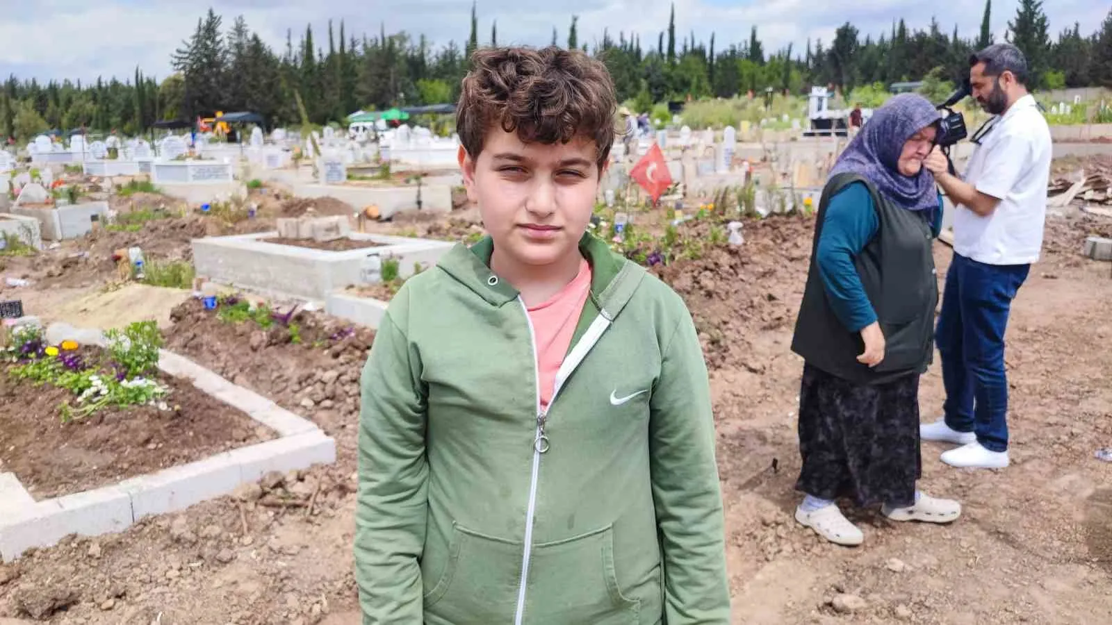 İBRAHİM AYAĞ, BABASININ MEZAR TOPRAĞINI ÖPÜP ONA SARILDIĞINI SÖYLEDİ.