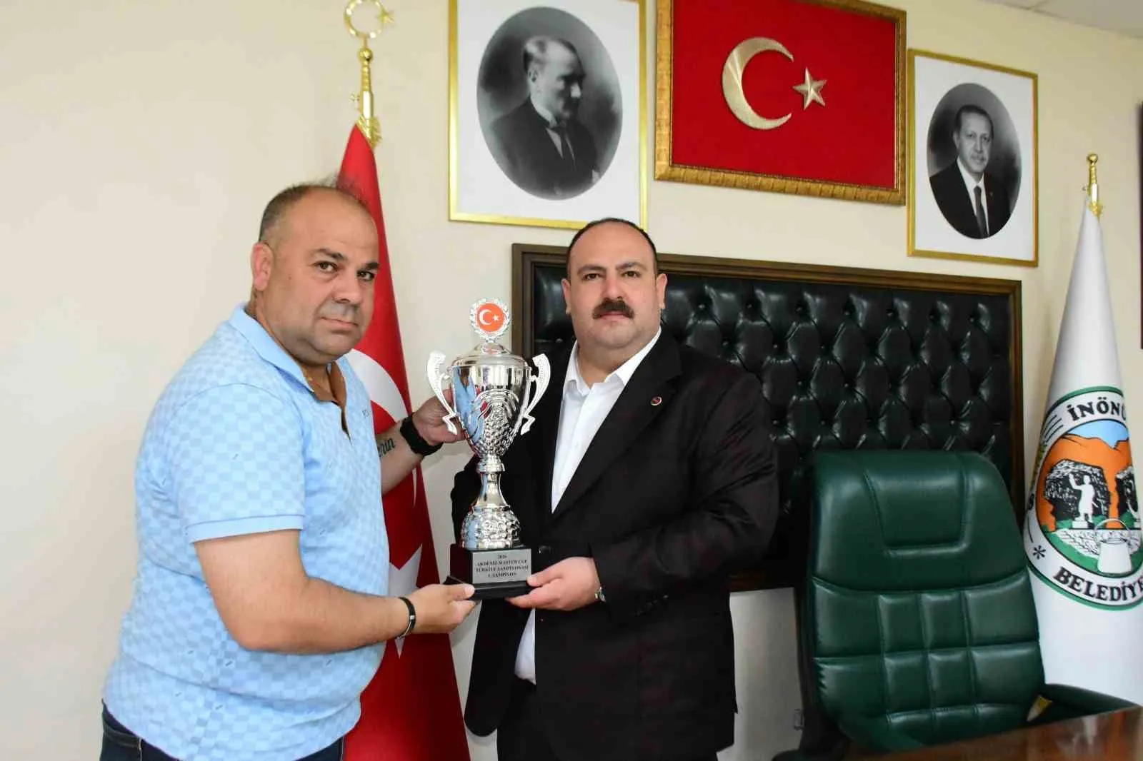 ANTALYA’DA DÜZENLENEN +40 MASTER ŞAMPİYON OLAN ESKİŞEHİR MASTERLAR TAKIMI TEKNİK DİREKTÖRÜ GÜROL BAKIRCI, DESTEKLERİNDEN DOLAYI İNÖNÜ BELEDİYE BAŞKANI SERHAT HAMAMCI’YA ŞAMPİYONLUK KUPASI İLE TAKIM OYUNCULARININ İMZALADIĞI FORMAYI TAKDİM ETTİ.