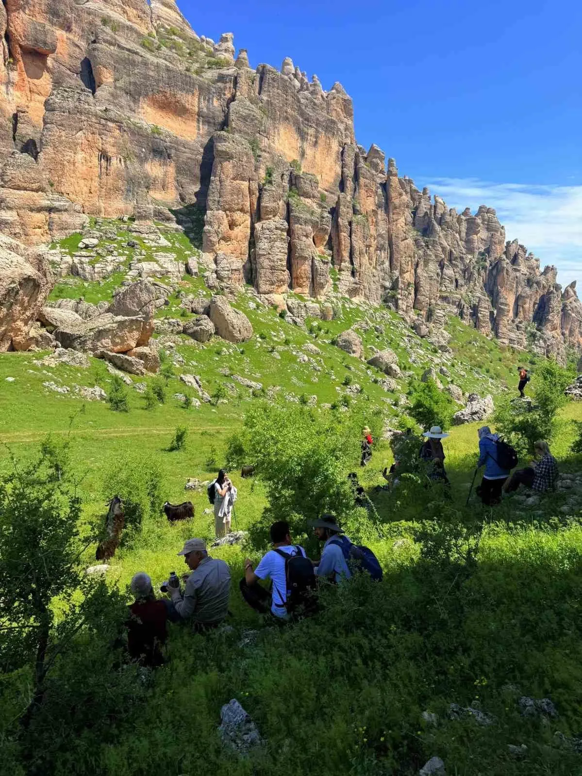 DOĞA VE TARİHİ GÜZELLİKLERİ İLE İSMİNDEN SÖZ ETTİREN DİYARBAKIR’IN ÇERMİK İLÇESİ, TURİST AĞIRLAMAYA DEVAM EDİYOR.