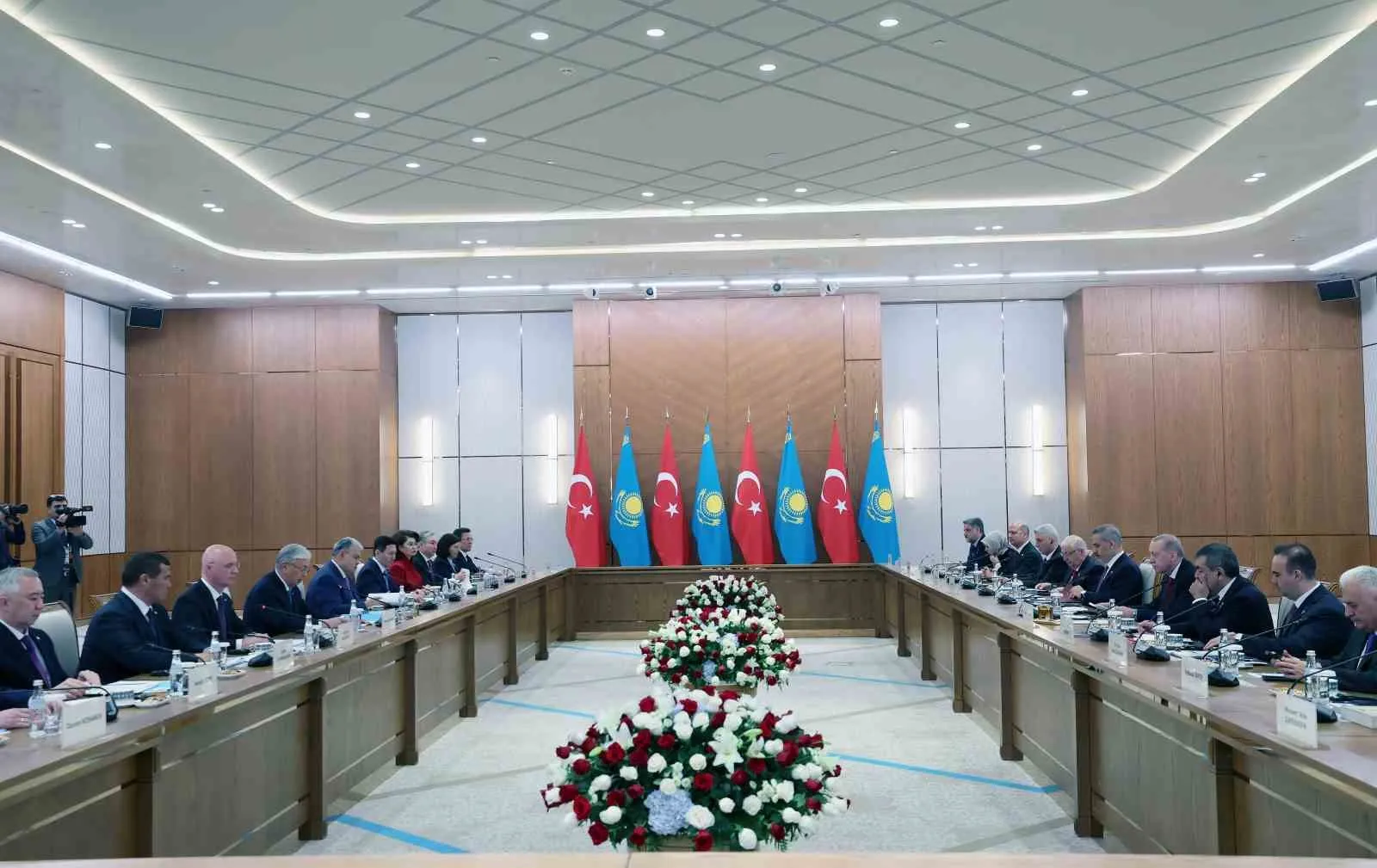 İKİ LİDER, BAŞ BAŞA GÖRÜŞMENİN ARDINDAN HEYETLER ARASI GÖRÜŞMEYE BAŞKANLIK ETTİ.LARI KAPSAMINDA ÖNCE İKİLİ GÖRÜŞME GERÇEKLEŞTİRDİ, ARDINDAN HEYETLER ARASI GÖRÜŞMEYE BAŞKANLIK ETTİ.