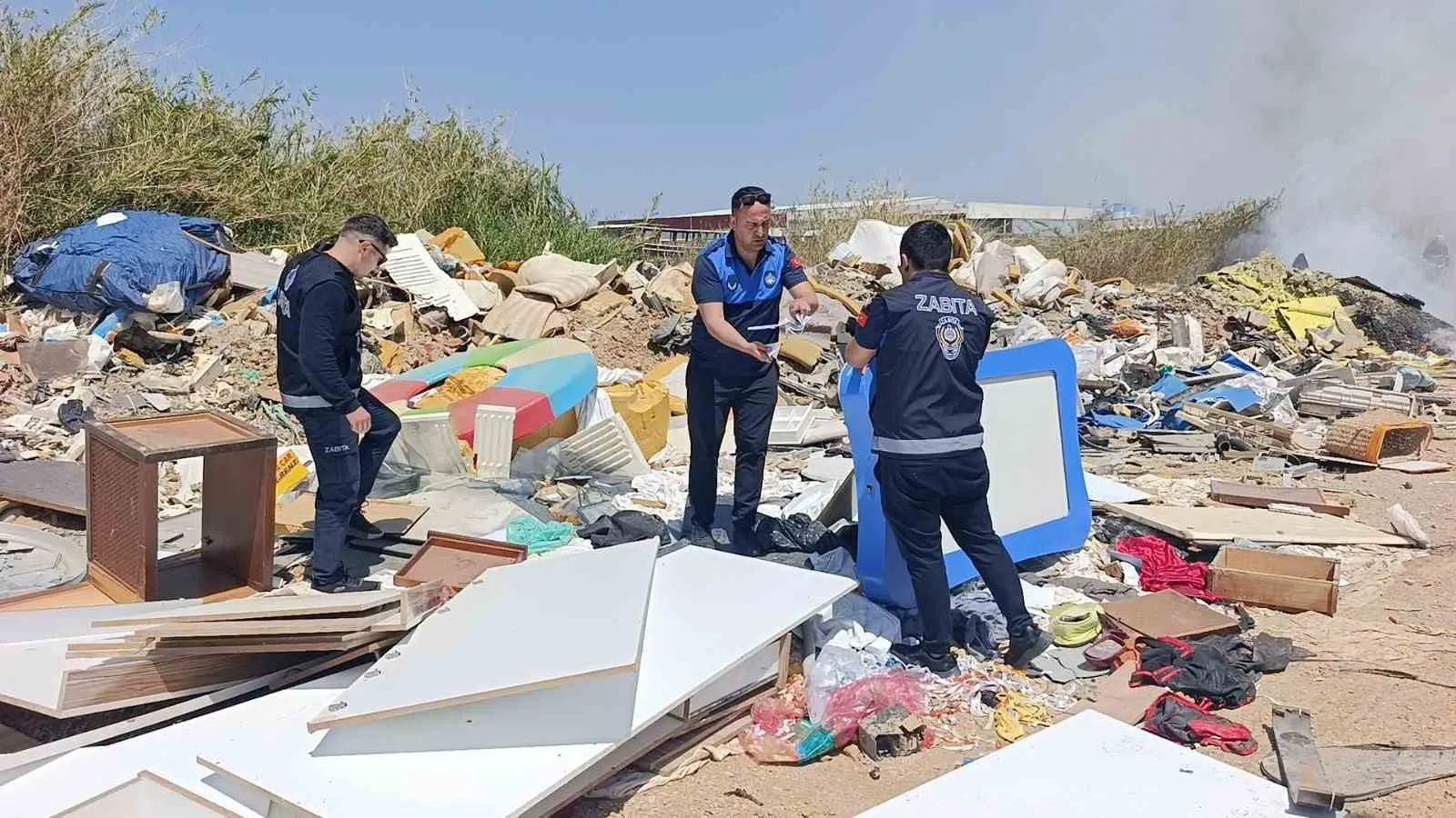 ANTALYA'NIN MANAVGAT İLÇESİNDE BOŞ ARAZİYE DÖKÜLEN ÇÖPLERİN YAKILMASI SONUCU ÇIKAN YANGINLAR, İTFAİYE EKİPLERİNİN MÜDAHALESİ SONUCUNDA İŞ YERLERİNE ULAŞMADAN SÖNDÜRÜLDÜ.