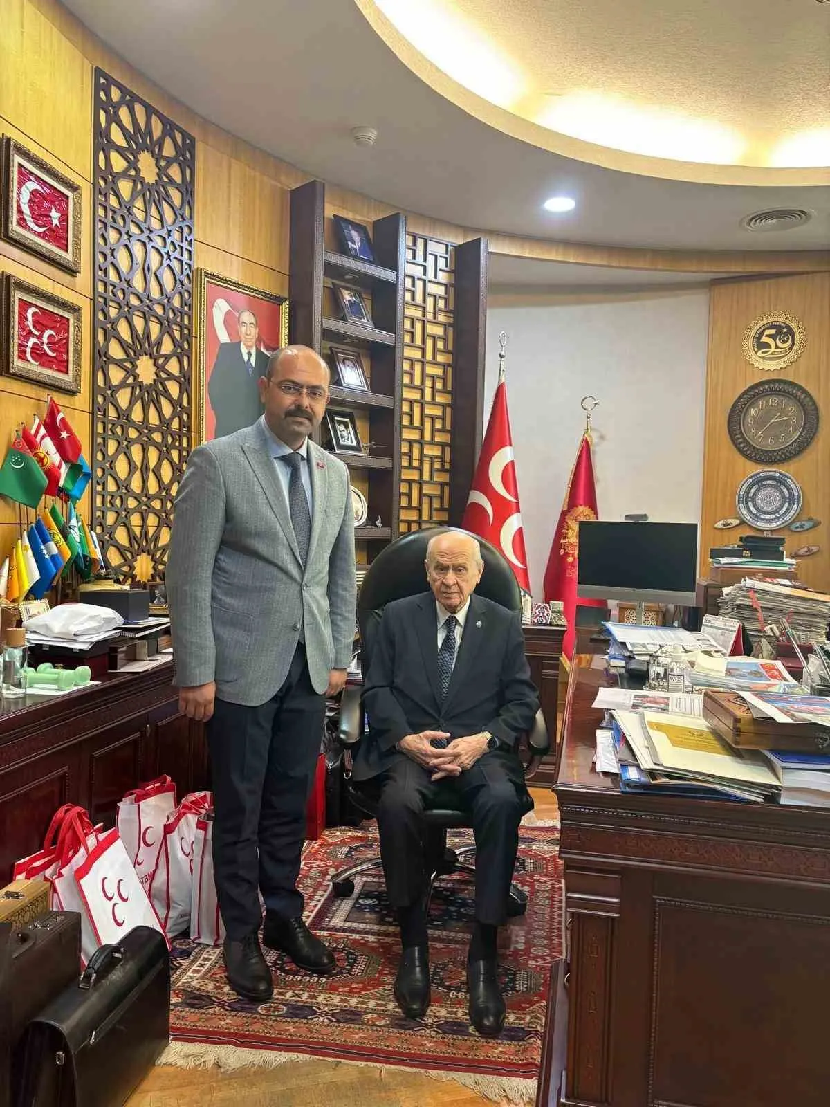 MİLLİYETÇİ HAREKET PARTİSİ GENEL BAŞKANI SAYIN DEVLET BAHÇELİ'Yİ ZİYARET EDEN TOSYA BELEDİYE BAŞKANI VOLKAN KAVAKLIGİL, İLÇEDE PLANLADIKLARI PROJELERİ ANLATTI.