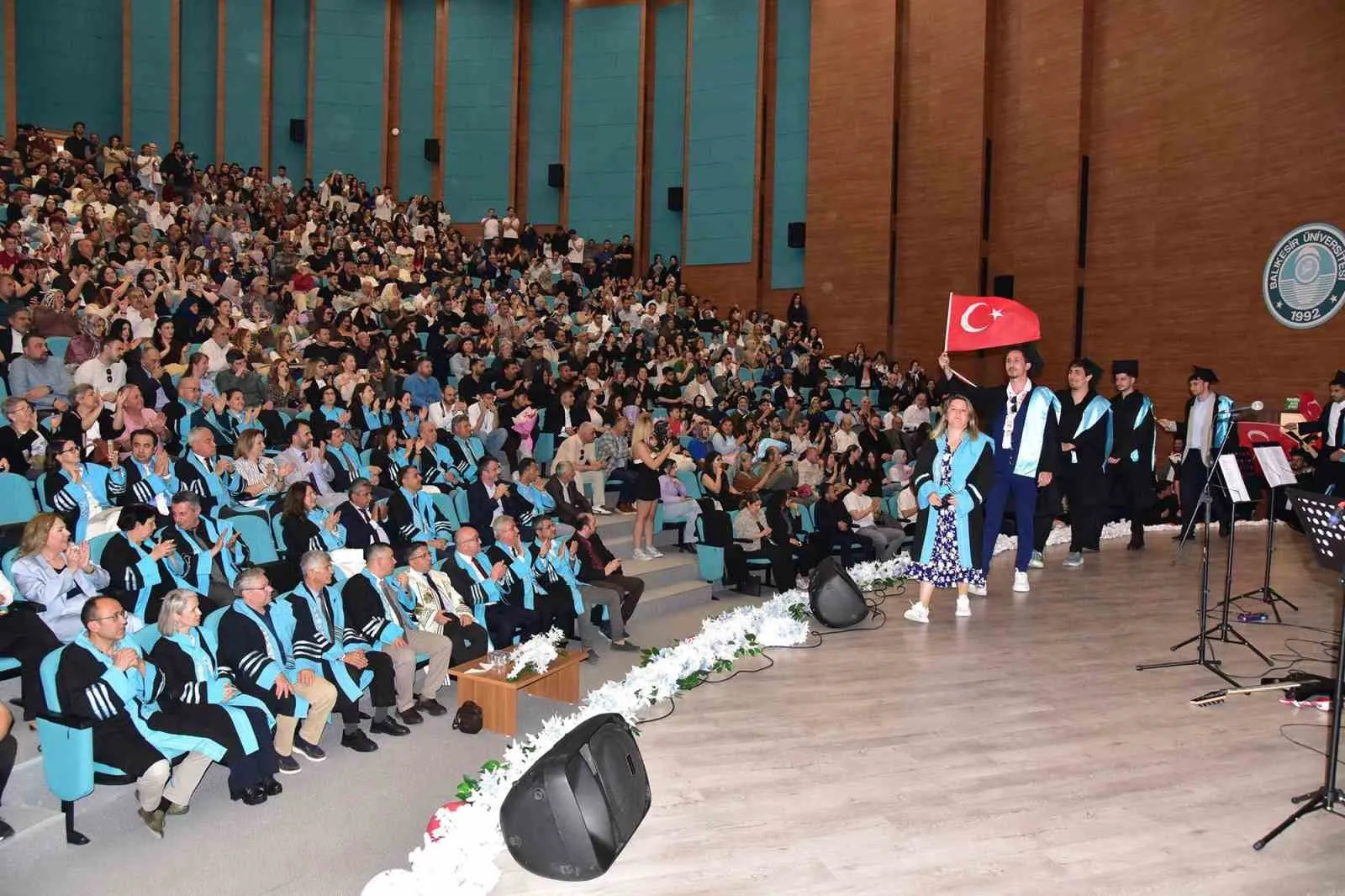 BALIKESİR ÜNİVERSİTESİ TURİZM FAKÜLTESİNDE MEZUNİYET COŞKUSU