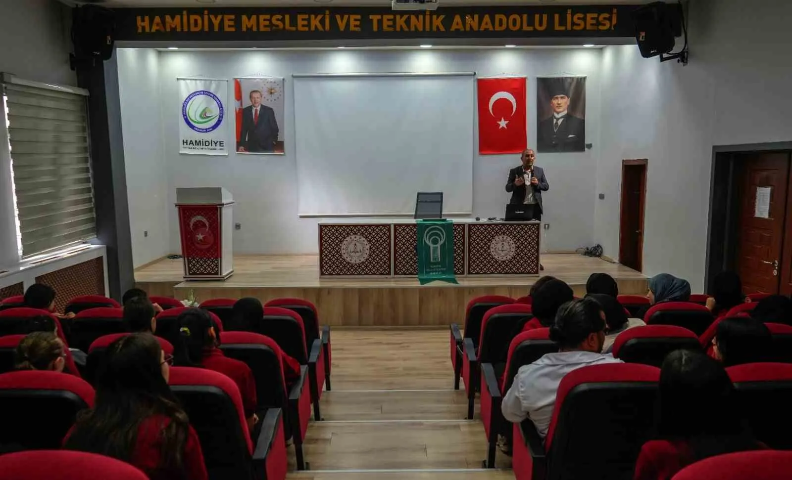 MİLLİ EĞİTİM BAKANLIĞI’NIN "DİLİMİZİN ZENGİNLİKLERİ" PROJESİ KAPSAMINDA, ERZURUM’DA GAZETECİ NİHAT KILIÇOĞULLARI TARAFINDAN LİSE ÖĞRENCİLERİNE "FOTOĞRAFLARLA ŞEHRİN DİLİNİ ANLAMAK" KONULU BİR SÖYLEŞİ DÜZENLENDİ.