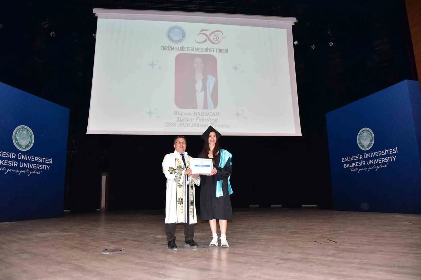 BALIKESİR ÜNİVERSİTESİ TURİZM FAKÜLTESİNDE MEZUNİYET COŞKUSU