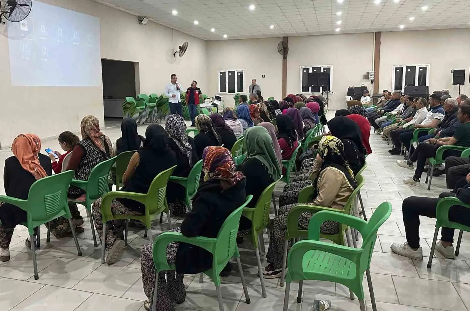 MANİSA’NIN SARIGÖL İLÇESİNDE DÜZENLENEN BÜYÜKBAŞ VE KÜÇÜKBAŞ HAYVAN YETİŞTİRİCİLİĞİ KURSU’NU ZİYARET EDEN KAYMAKAM HALİL DALAK, KURSİYERLERLE BİR ARAYA GELEREK ÜRETİMİN VE EĞİTİMİN ÖNEMİNE DİKKAT ÇEKTİ.