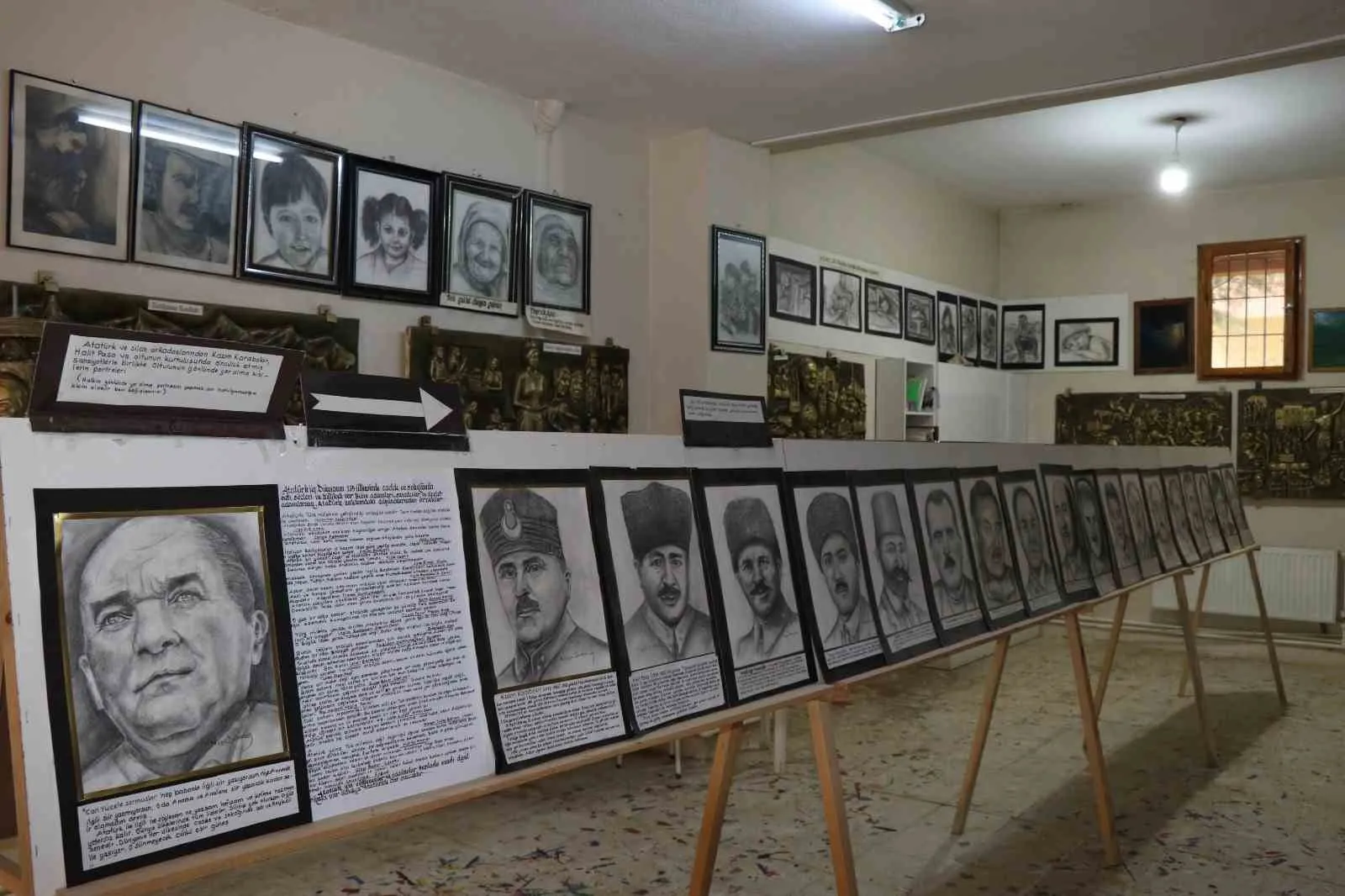 OLTULU EMEKLİ RESİM ÖĞRETMENİ NEŞAT DEMİRCAN TARAFINDAN HAZIRLANAN SOSYAL İÇERİKLİ RÖLYEF, HEYKEL VE KARAKALEM ÇALIŞMALARINDAN OLUŞAN SERGİ SANATSEVERLERLE BULUŞTU.