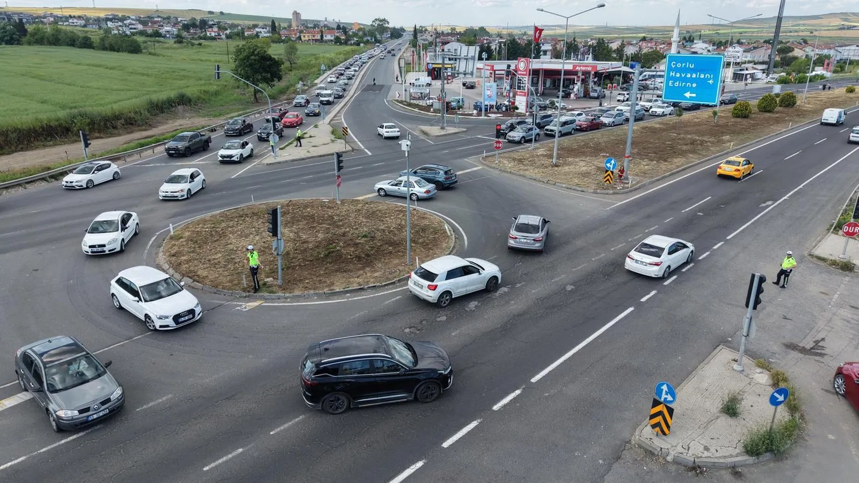 Tatilciler İstanbul yoluna döküldü trafik kilitlendi