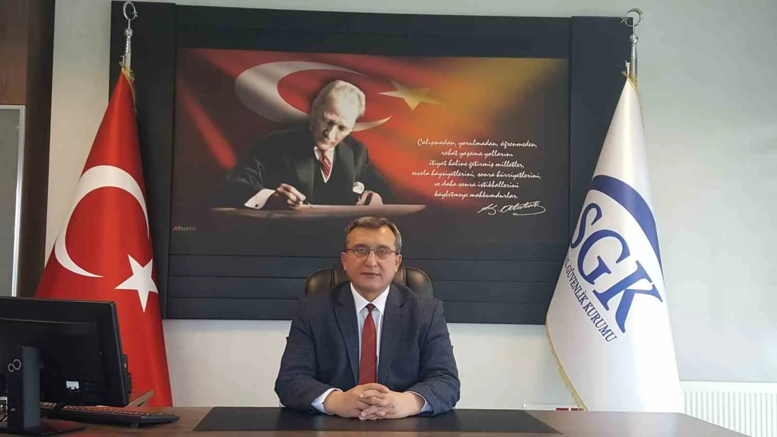 SOSYAL GÜVENLİK KURUMU (SGK) DENİZLİ İL MÜDÜRÜ ABDULLAH MERSİN, EKONOMİ VE SOSYAL GÜVENLİĞİN EN BÜYÜK SORUNDAN BİRİSİNİN KAYIT DIŞI İSTİHDAM OLDUĞUNU BELİRTEREK; "KAYIT DIŞI İSTİHDAM VE SONUÇLARINA DİKKAT ÇEKMEK İÇİN BU YIL SGK HAFTASININ SLOGANI ‘SİGORTA İLE İŞ GÜVENDE, İŞÇİ GÜVENDE; GELECEK GÜVENDE’ OLARAK BELİRLENDİ" DEDİ.