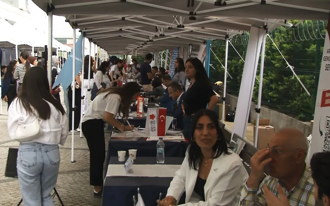 AREL ÜNİVERSİTESİ'NDE İLK KEZ DÜZENLENEN ‘SAĞLIKTA KARİYER GÜNLERİ' İLE 2 BİNDEN FAZLA ÖĞRENCİ, 50'YE YAKIN SAĞLIK FİRMASIYLA BULUŞARAK SEKTÖR PROFESYONELLERİYLE GÖRÜŞTÜ.