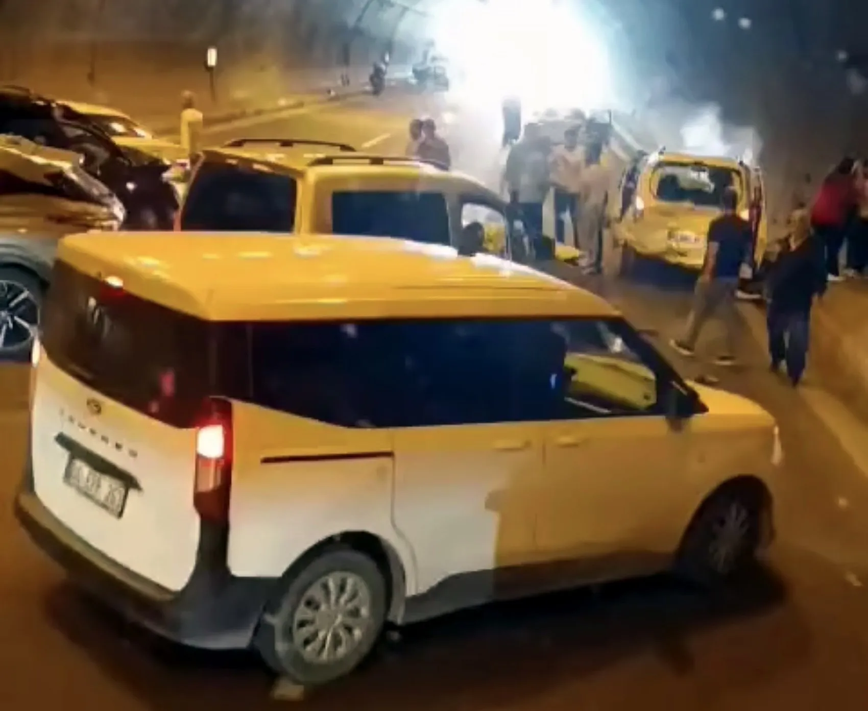 Osmaniye'de tünel içinde zincirleme kaza anı kamerada