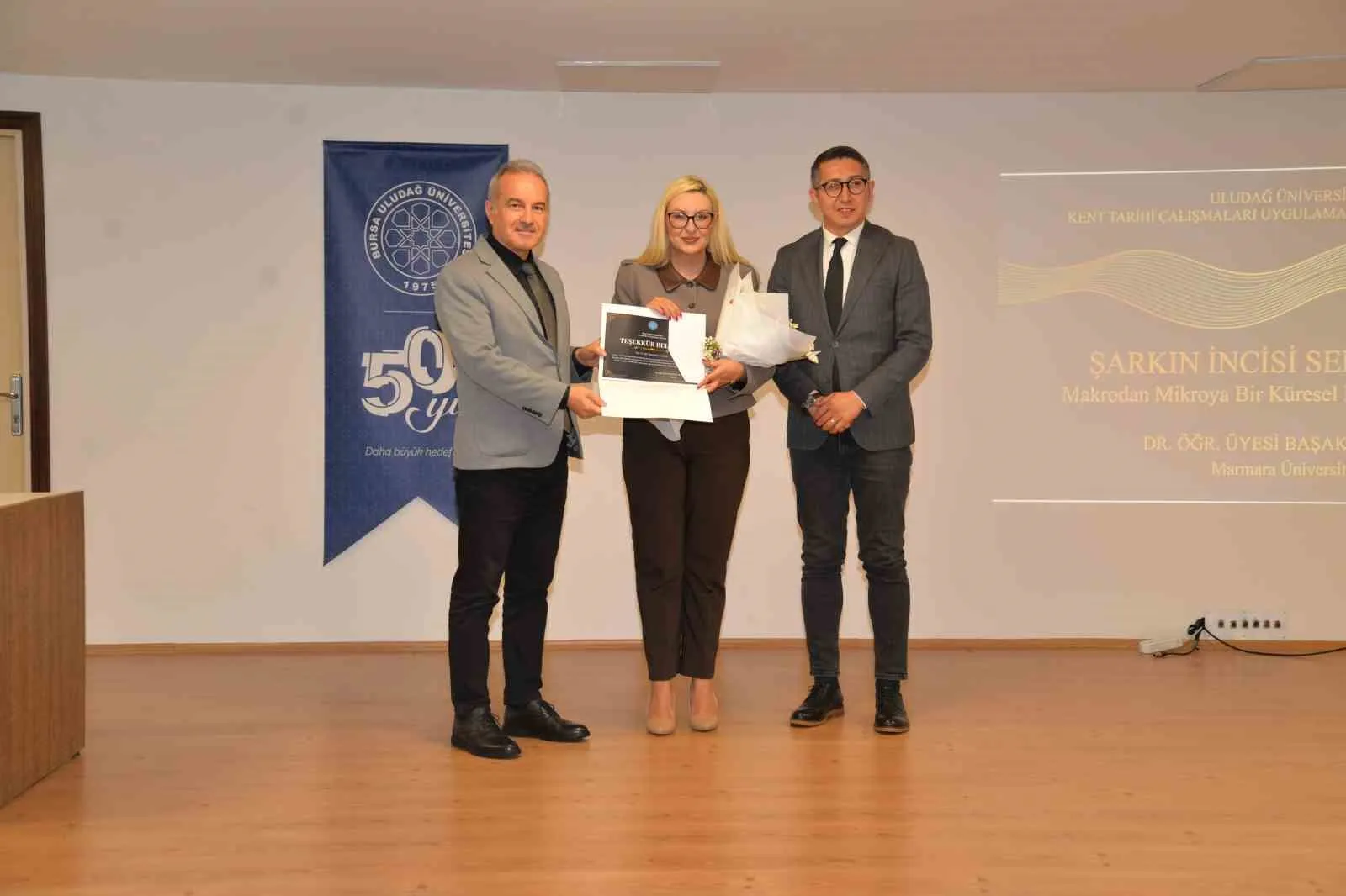 BURSA ULUDAĞ ÜNİVERSİTESİ KENT TARİHİ VE ARAŞTIRMALARI MERKEZİ (KETAM), ORTA ASYA'NIN EN ÖNEMLİ MEDENİYET MERKEZLERİNDEN BİRİ OLAN SEMERKAND'I MERCEK ALTINA ALAN ANLAMLI BİR ETKİNLİĞE İMZA ATTI.