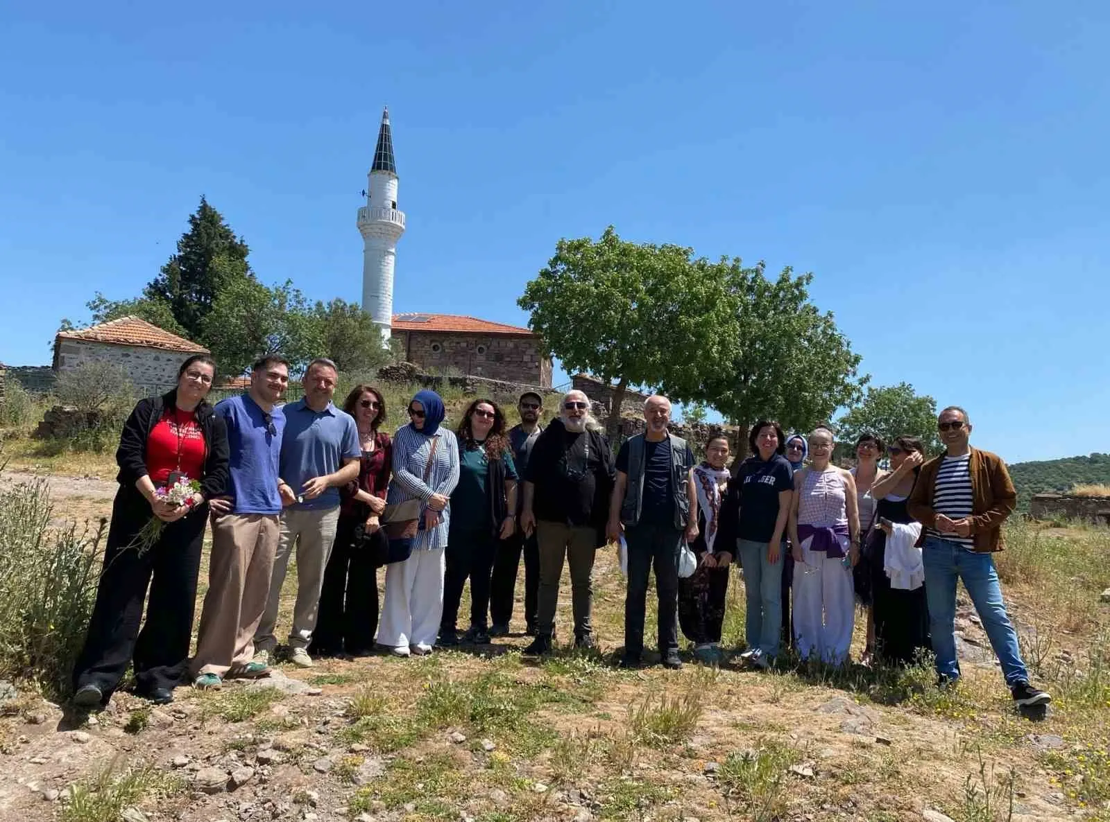TÜRK VE İSLAM SANATLARI ANA BİLİM DALI’NDAN DOÇ. DR. HASAN UÇAR VE DR. ÖĞR. ÜYESİ ERTAN DAŞ’IN KATILIMIYLA DÜZENLENEN PROGRAM KAPSAMINDA ÖĞRENCİLER, ALİAĞA’NIN FARKLI MAHALLELERİNDE YER ALAN KÜLTÜREL MİRAS UNSURLARINI YERİNDE İNCELEME FIRSATI BULDU.