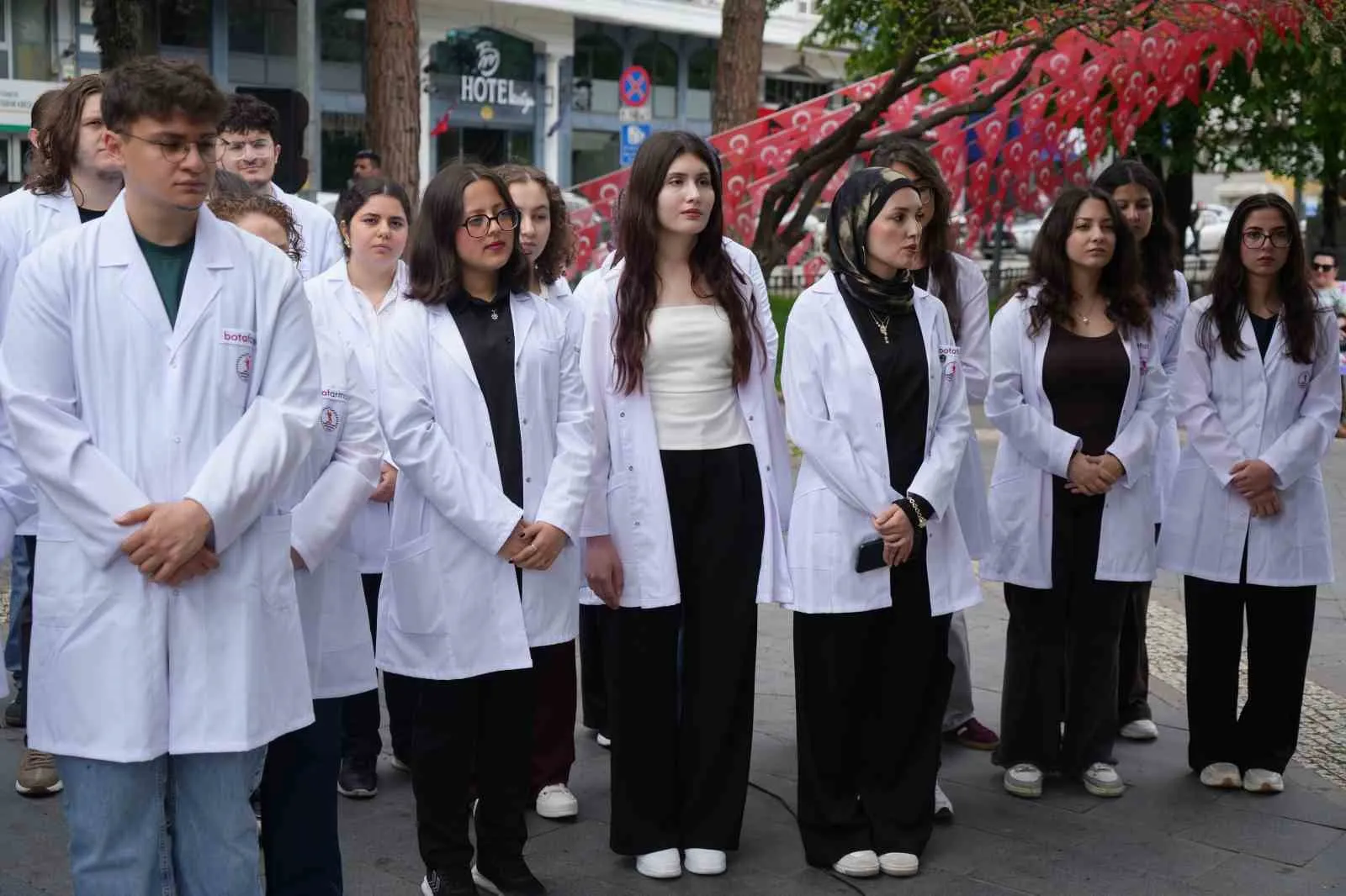 BİLİMSEL ECZACILIĞIN 187’İNCİ YIL DÖNÜMÜ OLAN "14 MAYIS BİLİMSEL ECZACILIK GÜNÜ" DOLAYISIYLA ONUR ANITI'NA ÇELENK BIRAKILDI.