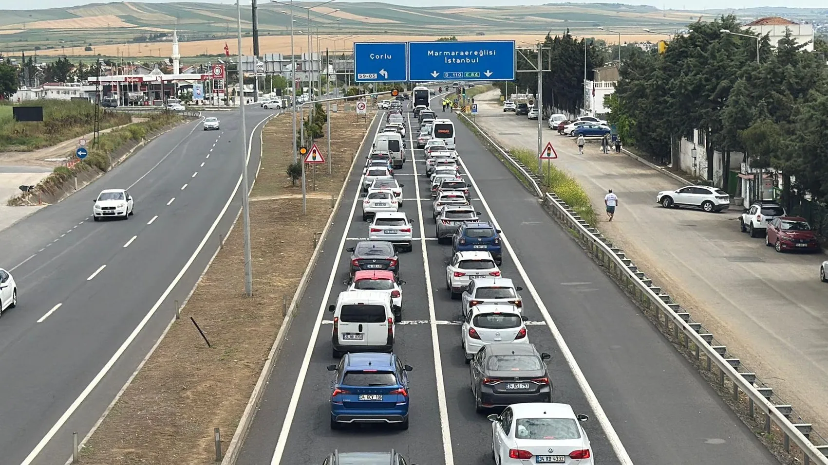 Tatilciler İstanbul yoluna döküldü trafik kilitlendi