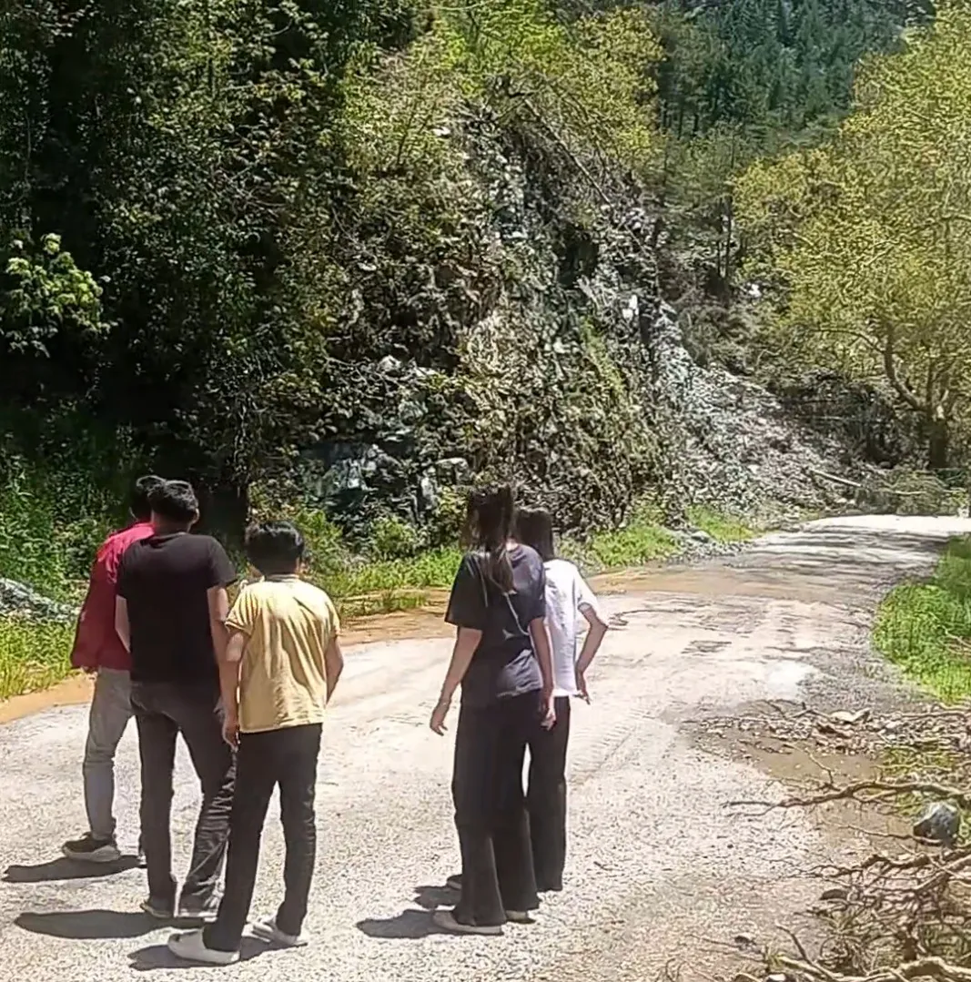 Osmaniye'de dağdan kopan kaya parçaları yolu kapattı