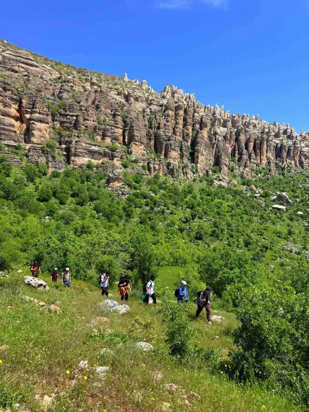 .DOĞA VE TARİHİ GÜZELLİKLERİ İLE İSMİNDEN SÖZ ETTİREN DİYARBAKIR’IN ÇERMİK İLÇESİ, TURİST AĞIRLAMAYA DEVAM EDİYOR.