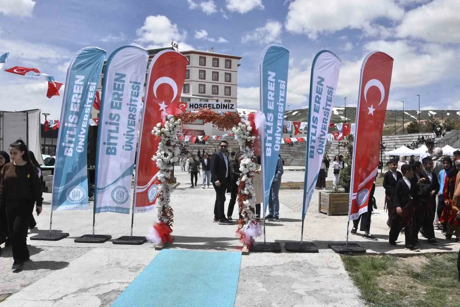 BİTLİS EREN ÜNİVERSİTESİ TARAFINDAN DÜZENLENEN SPOR VE KÜLTÜR ŞÖLENİ RENKLİ GÖRÜNTÜLERE SAHNE OLDU.