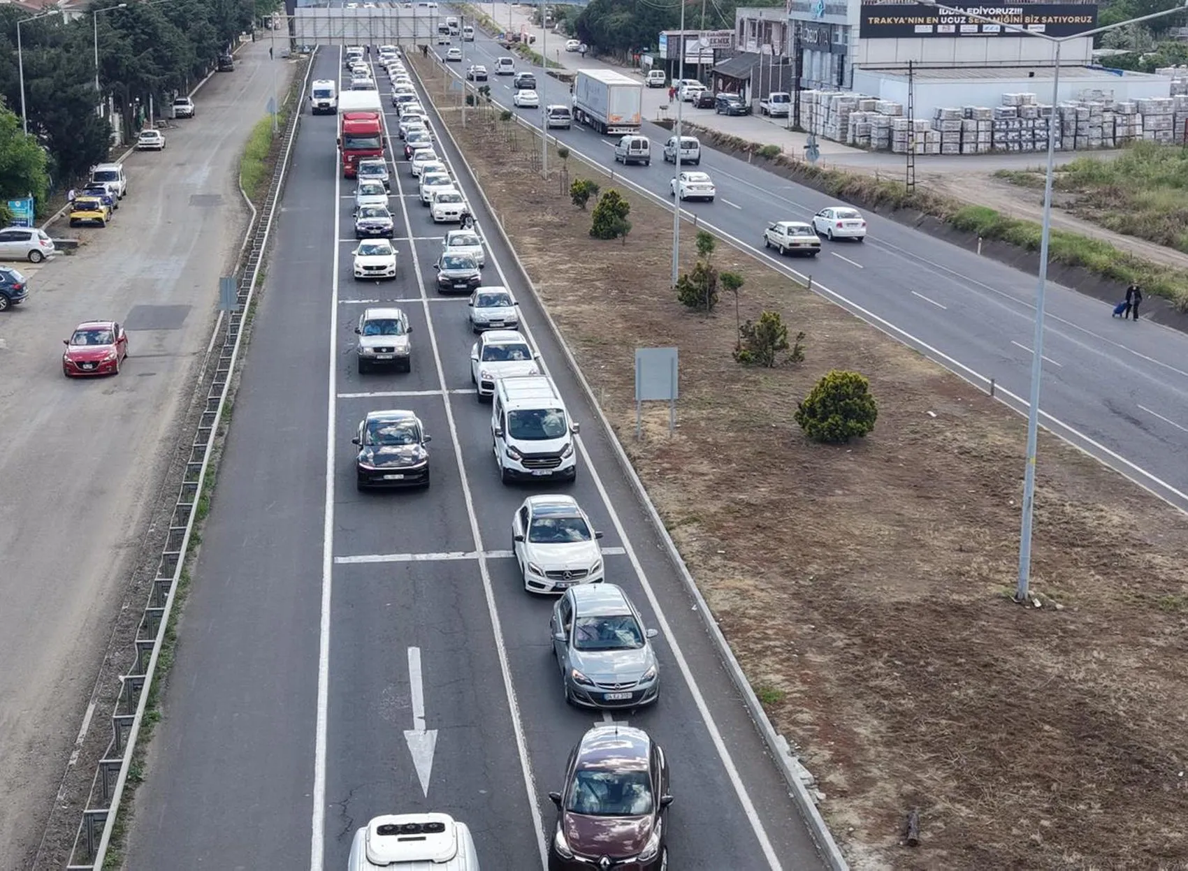 Tatilciler İstanbul yoluna döküldü trafik kilitlendi