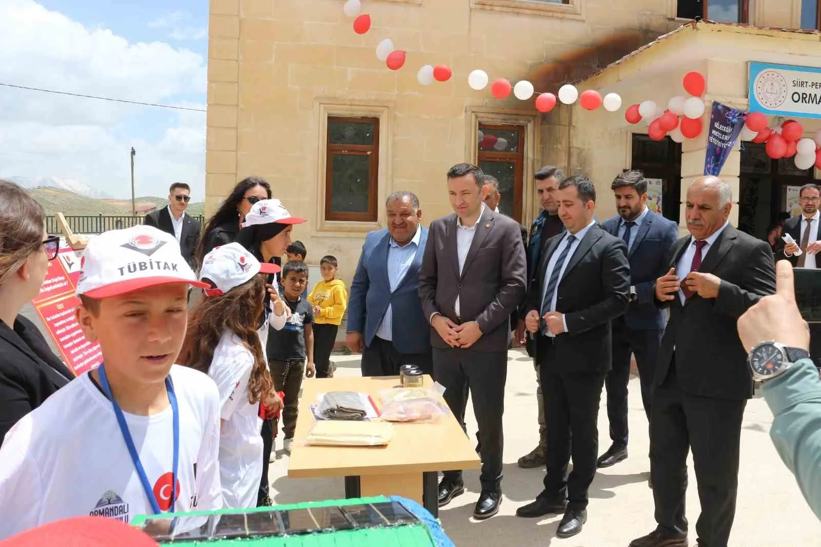 SİİRT'İN PERVARİ İLÇESİNDE BULUNAN ORMANDALI İLK VE ORTAOKULU'NDA DÜZENLENEN TÜBİTAK 4006-A BİLİM FUARI, YOĞUN KATILIMLA GERÇEKLEŞTİRİLDİ. ÖĞRENCİLER TARAFINDAN HAZIRLANAN PROJELER ZİYARETÇİLERİN BEĞENİSİNE SUNULDU.