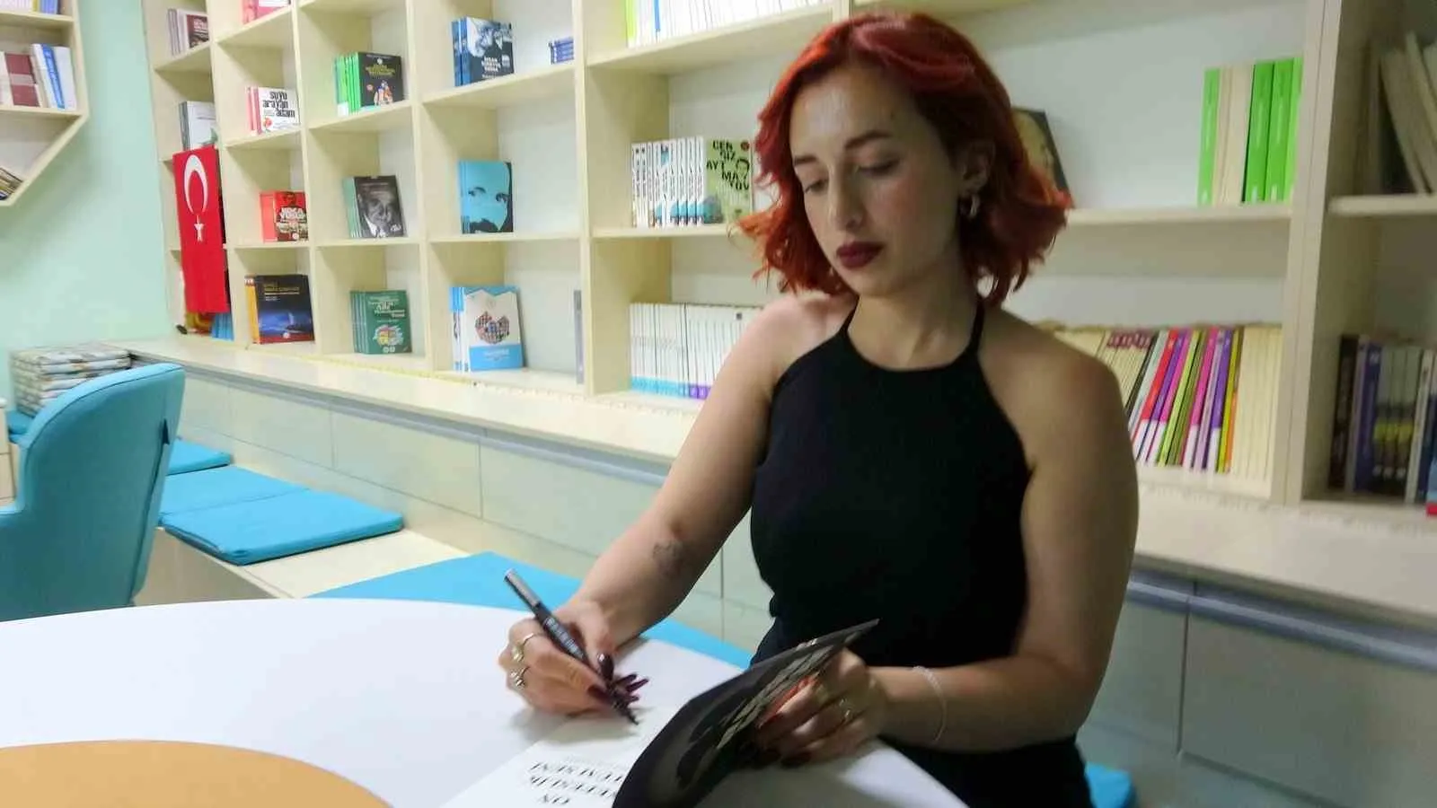 SALİHA NUR CEYHAN, YAŞANMIŞLIKLARINI VE HİSLERİNİ KALEME ALDIĞI ŞİİR KİTABIYLA EDEBİYAT DÜNYASINA "MERHABA" DEDİ.
