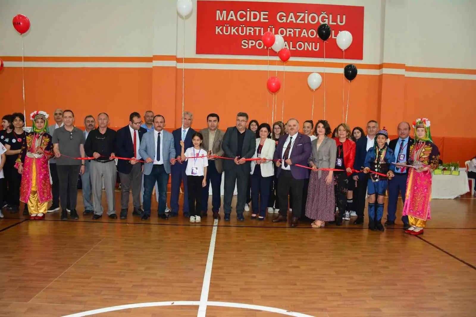 BURSA’NIN OSMANGAZİ İLÇESİNDE, MACİDE GAZİOĞLU KÜKÜRTLÜ ORTAOKULU TARAFINDAN TEKNOLOJİ VE TASARIM ÖĞRETMENİ DİLEK ÇELİK KOORDİNATÖRLÜĞÜNDE HAZIRLANAN "TÜBİTAK 4006 BİLİM FUARI" DÜZENLENEN PROGRAMLA AÇILDI.