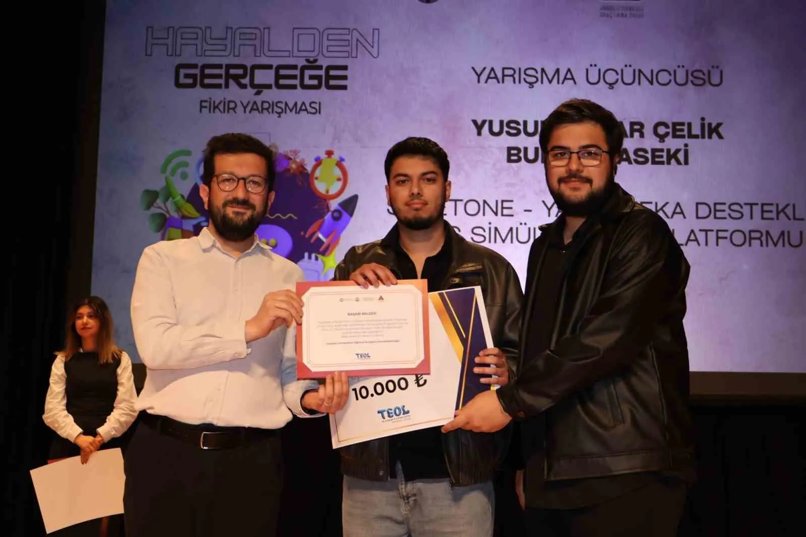 FİNAL PROGRAMINDA DERECEYE GİREN ÖĞRENCİLERE ÖDÜLLERİ TAKDİM EDİLİRKEN, YARIŞMADA İLK 5’E GİREN PROJELERE GİRİŞİMCİLİK VE KULUÇKA DESTEĞİ SAĞLANACAĞI BELİRTİLDİ.