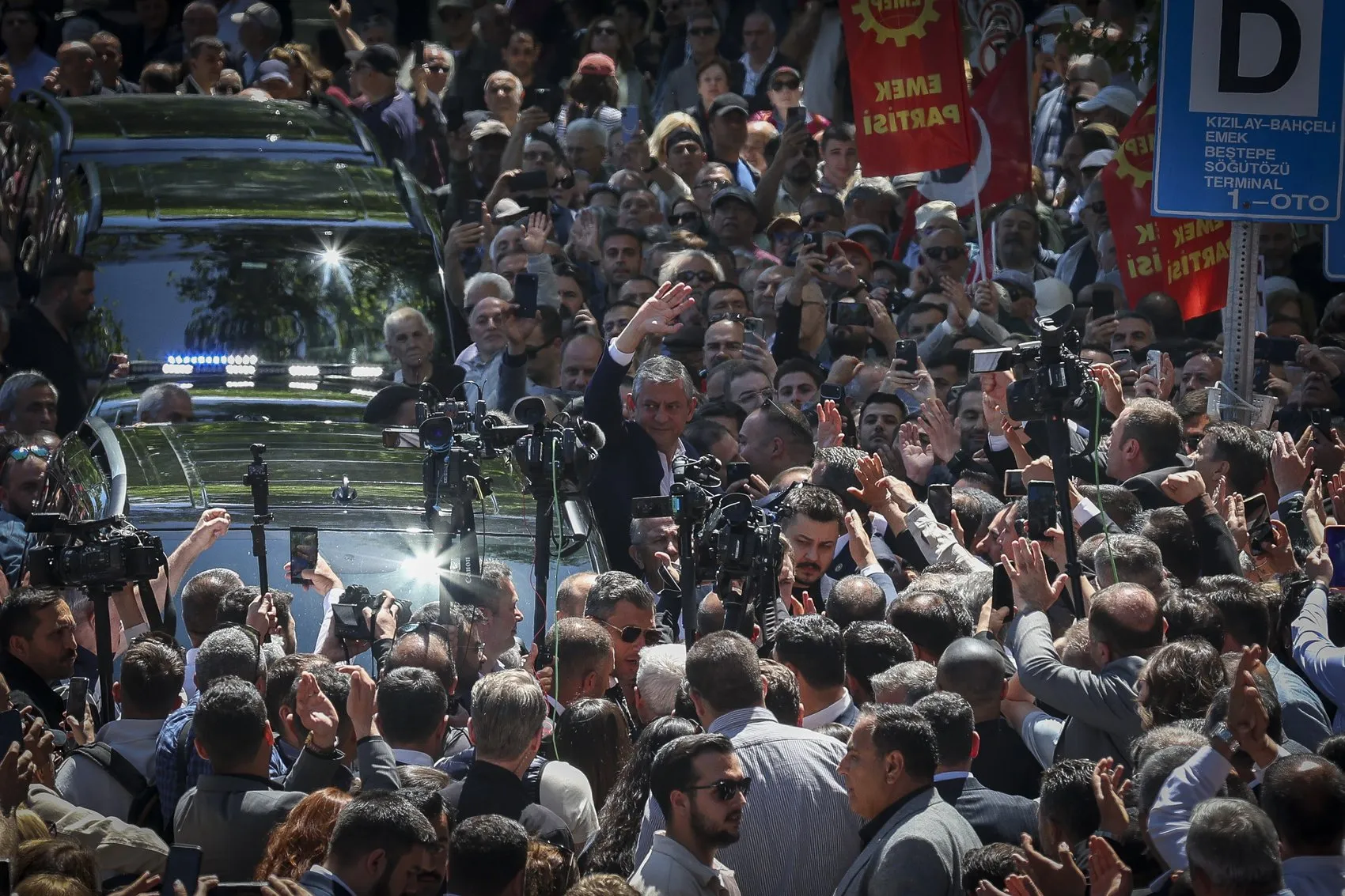 Özgür Özel'den parti yönetimine erken kurultay çağrısı