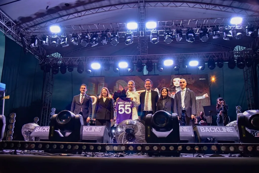 SAMSUN ONDOKUZ MAYIS ÜNİVERSİTESİ (OMÜ) BAHAR ŞENLİĞİ KAPSAMINDA GÜN BOYUNCA DEVAM EDEN DANS GÖSTERİLERİ, DJ PERFORMANSLARI VE ÇEŞİTLİ SAHNE ETKİNLİKLERİ, SANATÇI DEMET AKALIN KONSERİYLE BÜYÜK BİR COŞKUYA SAHNE OLDU.
