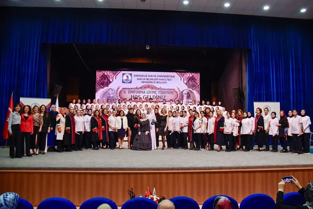 ONDOKUZ MAYIS ÜNİVERSİTESİ (OMÜ) SAĞLIK BİLİMLERİ FAKÜLTESİ HEMŞİRELİK BÖLÜMÜ 1. SINIF ÖĞRENCİLERİ, DÜZENLENEN TÖRENLE ÜNİFORMALARINI GİYDİ
