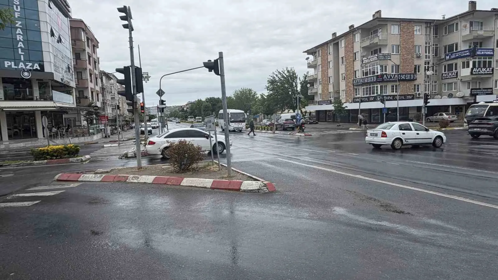 KİMİ VATANDAŞLAR ŞEMSİYELERİYLE YAĞMURLU HAVANIN KEYFİNİ ÇIKARIRKEN, SÜRÜCÜLER TRAFİKTE KONTROLLÜ ŞEKİLDE İLERLEDİ. İLÇE GENELİNDE ANA ARTERLERDE ARAÇ YOĞUNLUĞU OLUŞMASINA RAĞMEN TRAFİK AKIŞI DEVAM ETTİ.