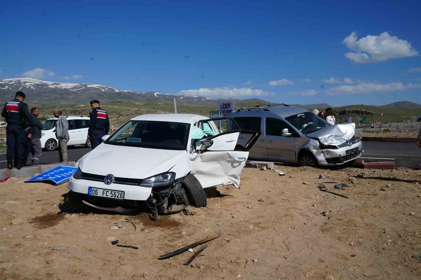 NİĞDE'DE HAFİF TİCARİ ARAÇ İLE OTOMOBİLİN ÇARPIŞMASI SONUCU 7 KİŞİ YARALANDI.