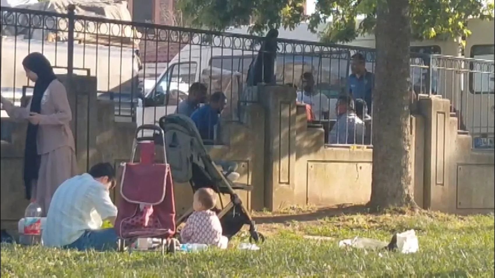 Pendik’te kaldırım mangalı yapanlara polis müdahalesi