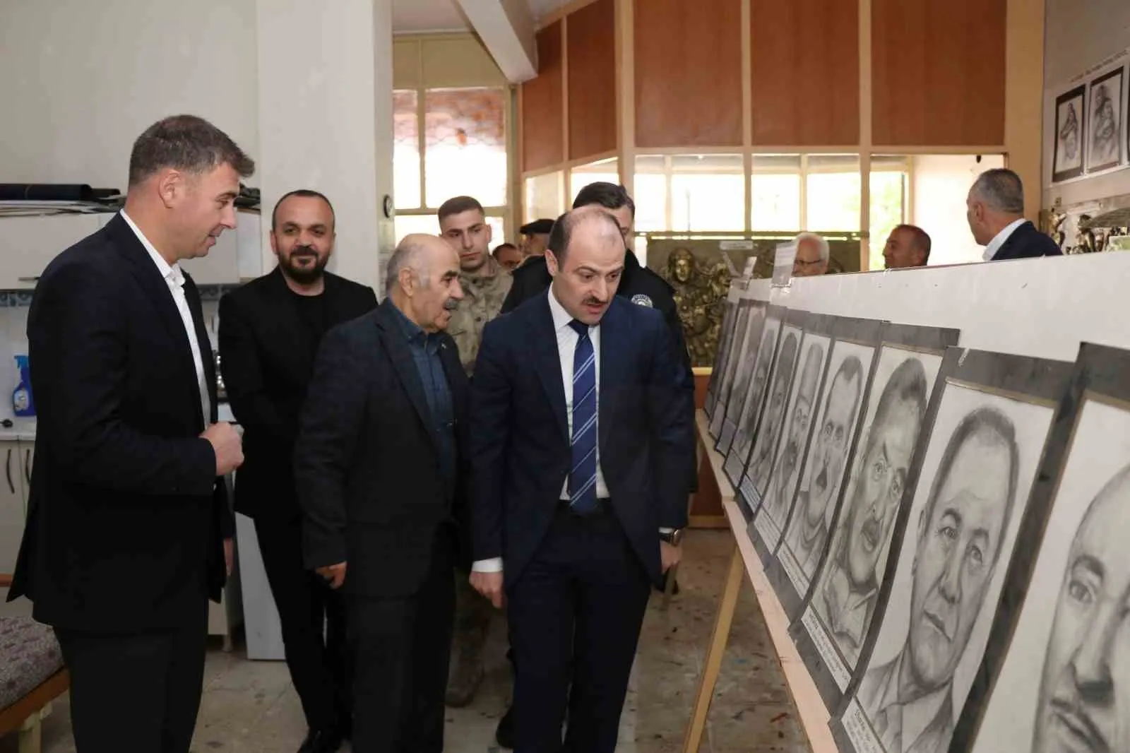 OLTULU EMEKLİ RESİM ÖĞRETMENİ NEŞAT DEMİRCAN TARAFINDAN HAZIRLANAN SOSYAL İÇERİKLİ RÖLYEF, HEYKEL VE KARAKALEM ÇALIŞMALARINDAN OLUŞAN SERGİ SANATSEVERLERLE BULUŞTU.